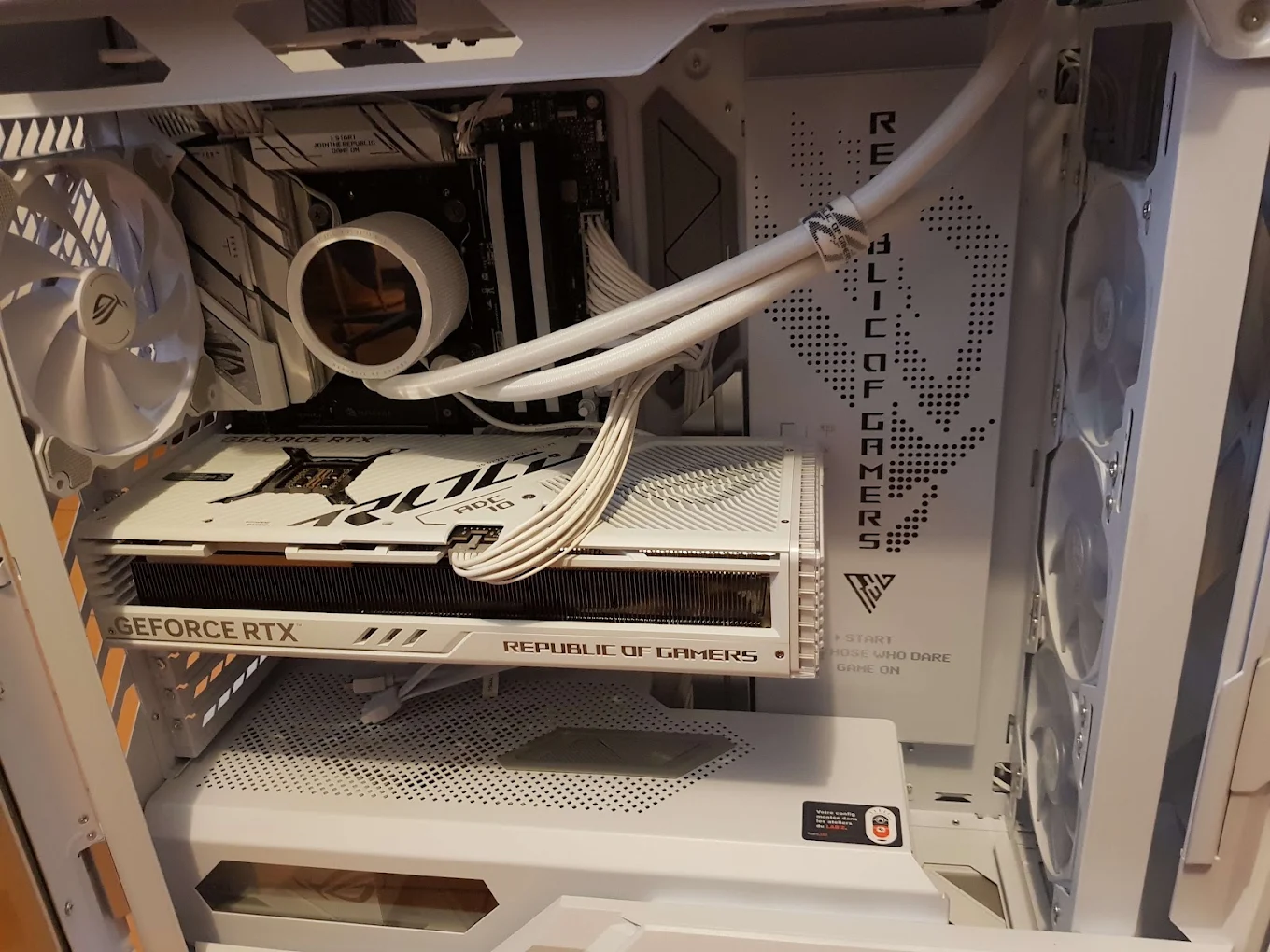 Une tour gaming montée à l'atelier, panneau ouvert, câblage blanc soigné
